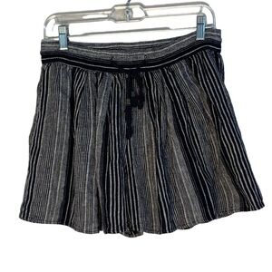 Gap navy stripe flowy boho short with stretch elastic pull tie waist.‎ Size S